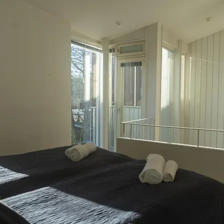 Architectural Townhouse With Sauna And Patio *