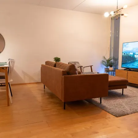 Architectural Townhouse With Sauna And Patio *