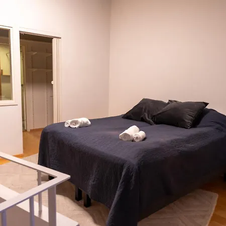 Architectural Townhouse With Sauna And Patio