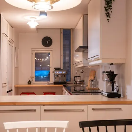 Architectural Townhouse With Sauna And Patio