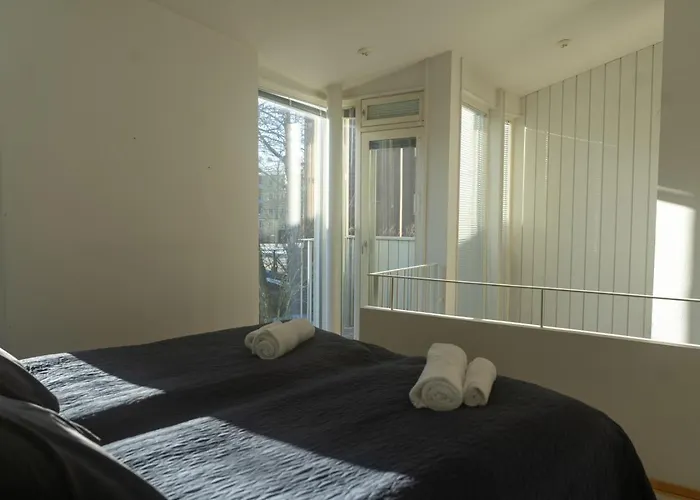 Architectural Townhouse With Sauna And Patio *