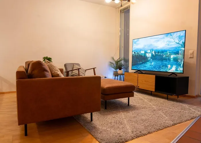 Architectural Townhouse With Sauna And Patio