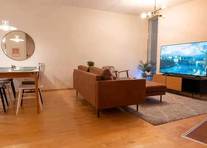 Architectural Townhouse With Sauna And Patio *