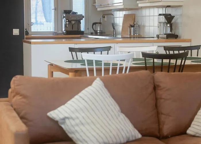 Architectural Townhouse With Sauna And Patio 度假居