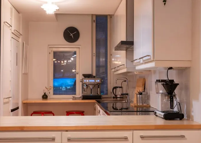 Architectural Townhouse With Sauna And Patio